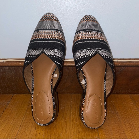 Universal Thread Pointed Flats | Size 6 - Picture 2 of 4